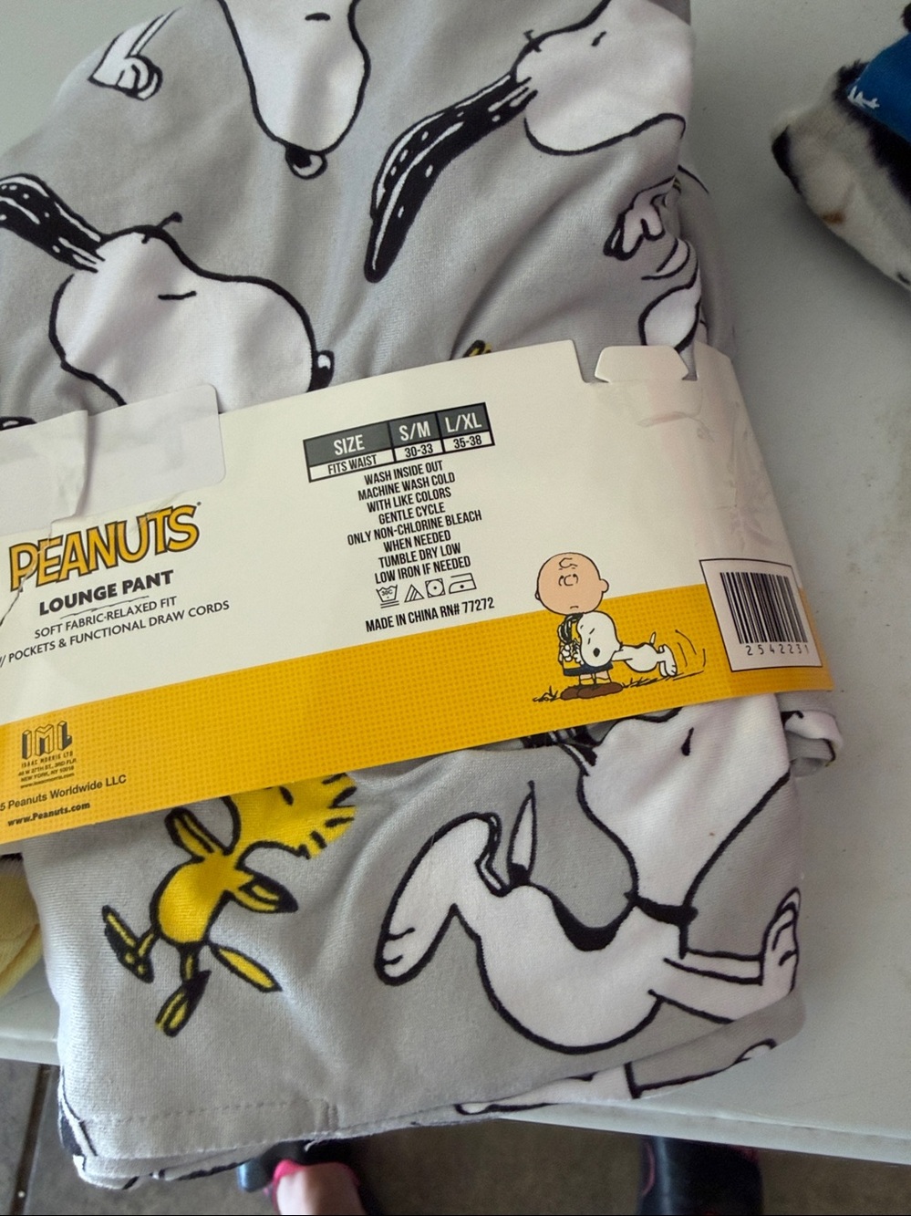 Peanuts Gray Lounge Pants with Yellow Accents and sock set! New - Picture 4 of 4
